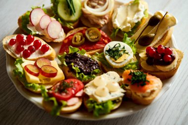 plaka ile renkli ve sağlıklı sandviç ya da tapas ahşap tablo
