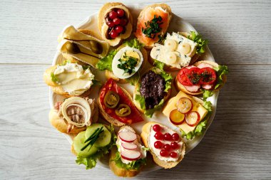 renkli ve sağlıklı sandviç ya da tapas ile plaka üstten görünüm ahşap tablo