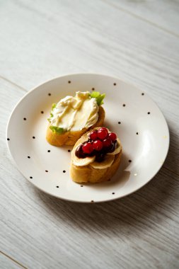 brie peyniri, marul, çikolata ve muz ile bir masayı vejetaryen mini sandviç ile plaka