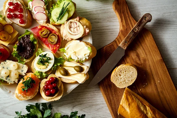 Тарелка Красочных Здоровых Бутербродов Тапас Ножом Багетом Светлом Деревянном Столе — стоковое фото