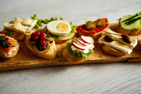 renkli sağlıklı mini sandviç ya da ahşap bir masa üzerinde tapas ile ahşap tahta