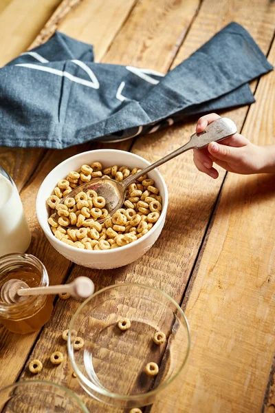 Ciotola per bambini con colazione sana con fiocchi di latte al miele e zuppa di miele sul tavolo — Foto Stock