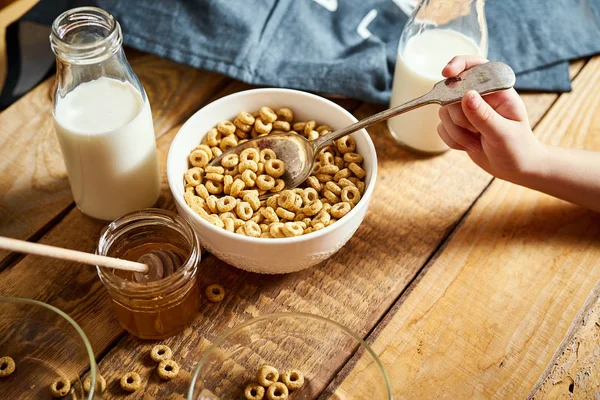 Ciotola per bambini con colazione sana con fiocchi di latte al miele e zuppa di miele sul tavolo — Foto Stock