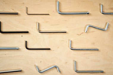 desen arka plan ahşap çalışma masa bulunan çeşitli allen anahtarların