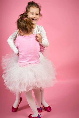 tül etek pembe bir arka plan üzerinde iki sevimli küçük kız
