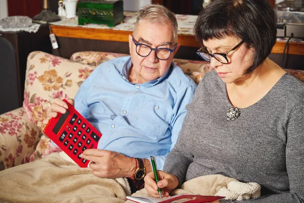 Pareja de personas mayores haciendo contabilidad familiar con calculadora y planificación . —  Fotos de Stock