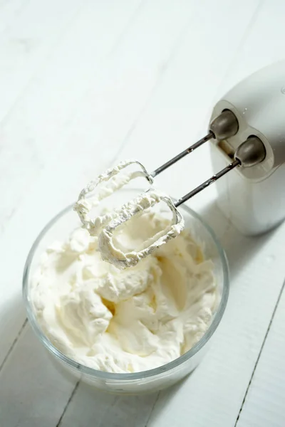 Vispad Grädde Skål Och Elektrisk Hand Mixer Ljusa Träbord — Stockfoto