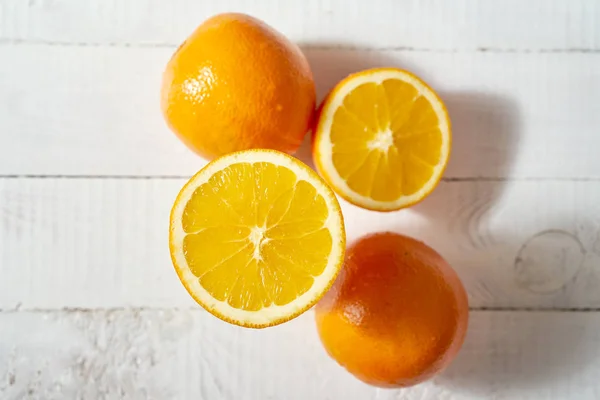 Top Wiev Organic Orange Fruits Old White Wooden Table — Stock Photo, Image