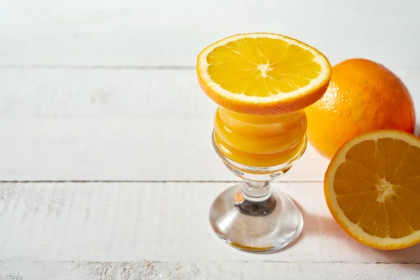 Склянка Свіжоспеченого Апельсинового Соку Фруктами Білому Дерев Яному Столі — стокове фото