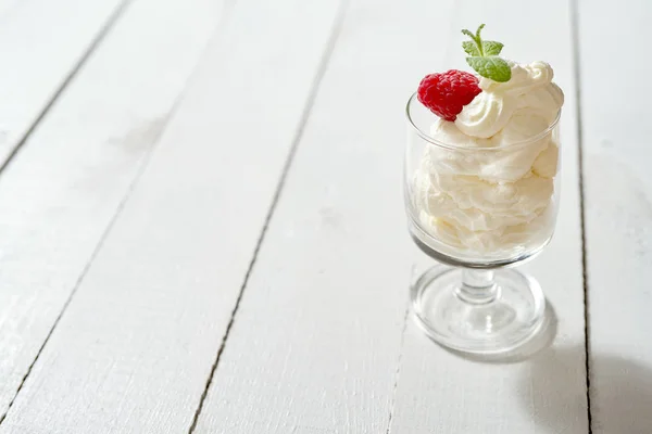 Dessert Mit Schlagsahne Mit Frischem Minzblatt Und Himbeere Auf Weißem — Stockfoto