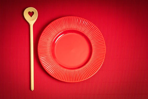 Valentin-nap háttér piros lapot, és fakanállal szívvel, piros háttér — Stock Fotó