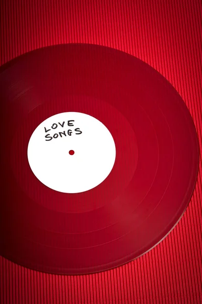 Día de San Valentín fondo con LP rojo grabar con canciones de amor sobre fondo rojo — Foto de Stock