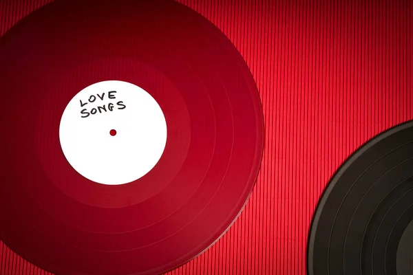 빨간색 바탕에 사랑 노래와 함께 빨간색 Lp 레코드와 발렌타인 배경 — 스톡 사진