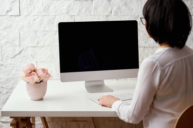 Çekici işkadını beyaz resepsiyon ile onun iş istasyonunda bilgisayarda çalışma