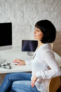 Çekici işkadını beyaz resepsiyon ile onun iş istasyonunda bilgisayarda çalışma