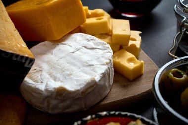 Siyah masada ahşap tahta üzerinde peynir çeşitleri üzerinde kapat