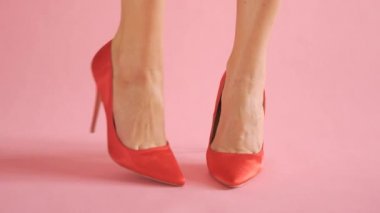 Mercan arka planda seksi yüksek Hells dans düzgün kadın bacaklar yakın