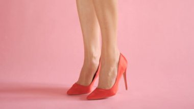 Mercan arka planda seksi yüksek Hells dans düzgün kadın bacaklar yakın