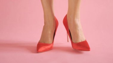 Mercan arka planda seksi yüksek Hells dans düzgün kadın bacaklar yakın