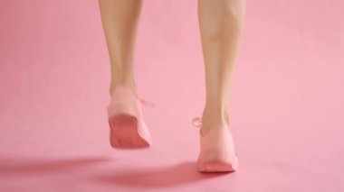 Mercan arka planda spor ayakkabıları dans ince kadın bacaklar yakın