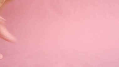 Mercan arka plan üzerinde spor ayakkabıları çalışırken düzgün kadın bacaklar yakın