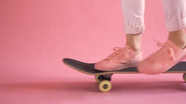 Крупный план девушки ноги со скейтбордом начинает ездить на коралловом фоне — стоковое видео