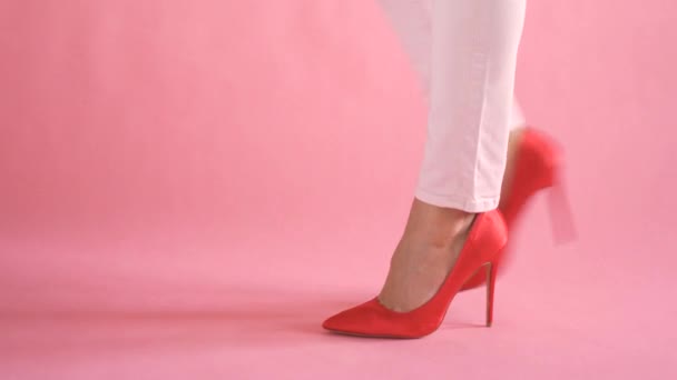 Vrouwelijke benen op koraal achtergrond met portemonnee tijdens vrouwelijke en elegante wandeling — Stockvideo