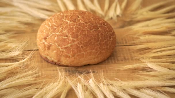 Золотой домашний кукурузный хлеб и ржаные уши на деревянном столе — стоковое видео
