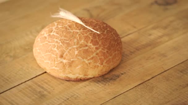Golden zelfgemaakte Maïsbrood en oren van rogge op houten tafel — Stockvideo