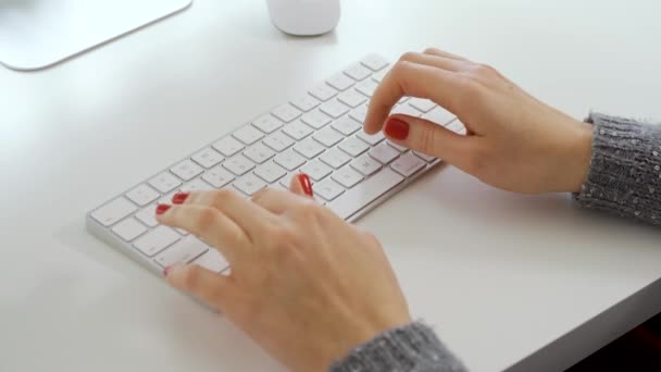 Vrouwelijke handen typen op witte computertoetsenbord — Stockvideo