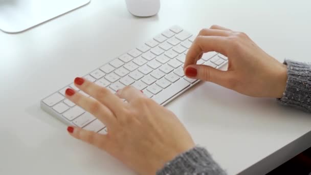 Женские руки, печатающие на клавиатуре белого компьютера — стоковое видео