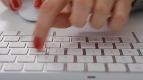 Primer plano de las manos femeninas escribiendo en el teclado de la computadora blanca — Vídeo de stock