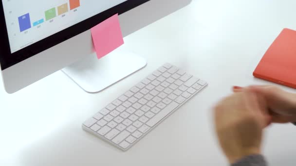 Manos femeninas escribiendo en el teclado de la computadora blanca — Vídeos de Stock