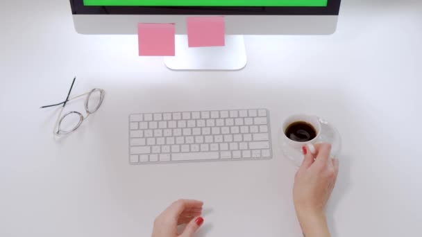 Вид зверху на білий офісний стіл і комп'ютерна клавіатура і жіночі руки з червоними цвяхами, набираючи на ньому — стокове відео