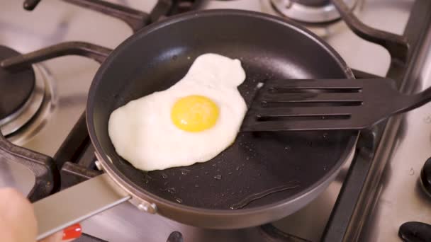 Mujer en casa cocina freír huevo frito en la sartén para el desayuno en la estufa de gas — Vídeo de stock