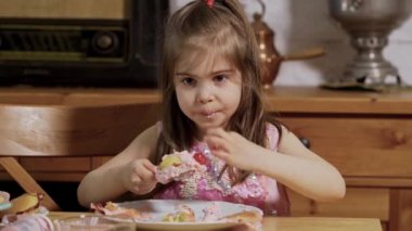 küçük kız süsler ve lezzetli cupcakes yiyor