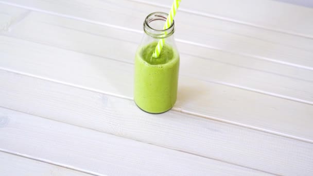 Fruto verde saudável e coquetel vegan na mesa de madeira branca — Vídeo de Stock