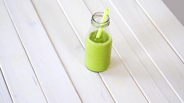 Saludable fruta verde y cóctel vegano en mesa de madera blanca — Vídeo de stock