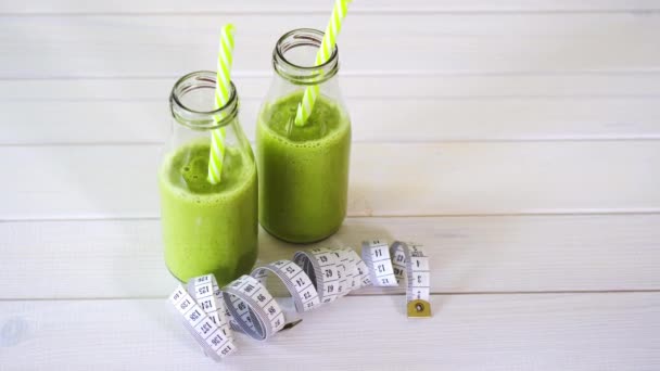 Friska gröna och vegan cocktails med centimeter tejp på vitt träbord — Stockvideo