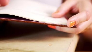 bir masa üzerinde eski bir kitap okuma bir kadın el görünümü