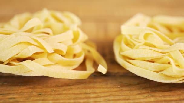 Lahodné žluté tagliatelle těstoviny s lepek na starém stole — Stock video
