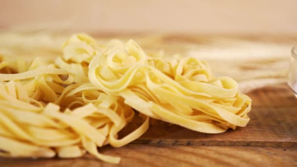 Вкусная желтая паста Tagliatelle с глютеном на старом столе — стоковое видео