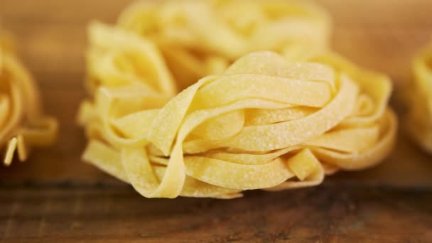 Delicious yellow Tagliatelle pasta with gluten on an old table — Stock Video