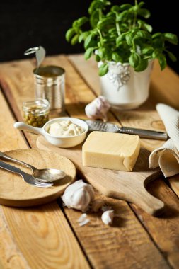 Ahşap mutfak masası naadiye ve soslu peynir ve rende taze fesleğen