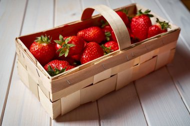 beyaz masada sepet taze sulu kırmızı çilek