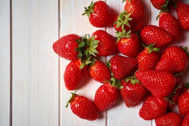 Beyaz masada taze sulu kırmızı çilek