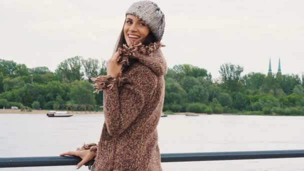 Woman poses for photo session on the promenade — Stock Video