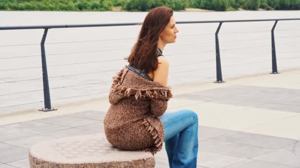 Woman poses for photo session on the promenade — 비디오