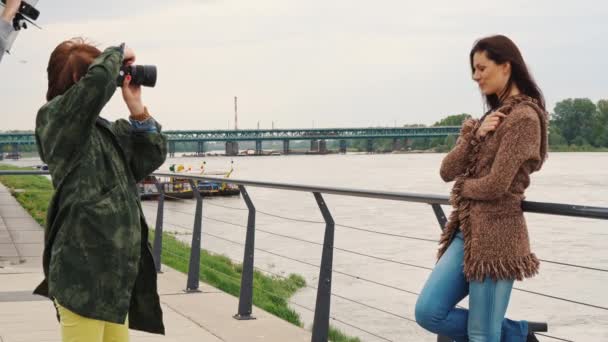 カメラで女性の前でブルネットのポーズ — ストック動画