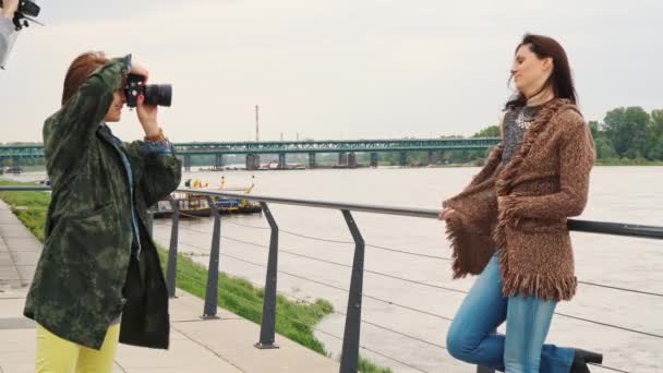 Брюнетка позирует перед женщиной с камерой — стоковое видео